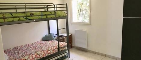 2 bedrooms, iron/ironing board, WiFi