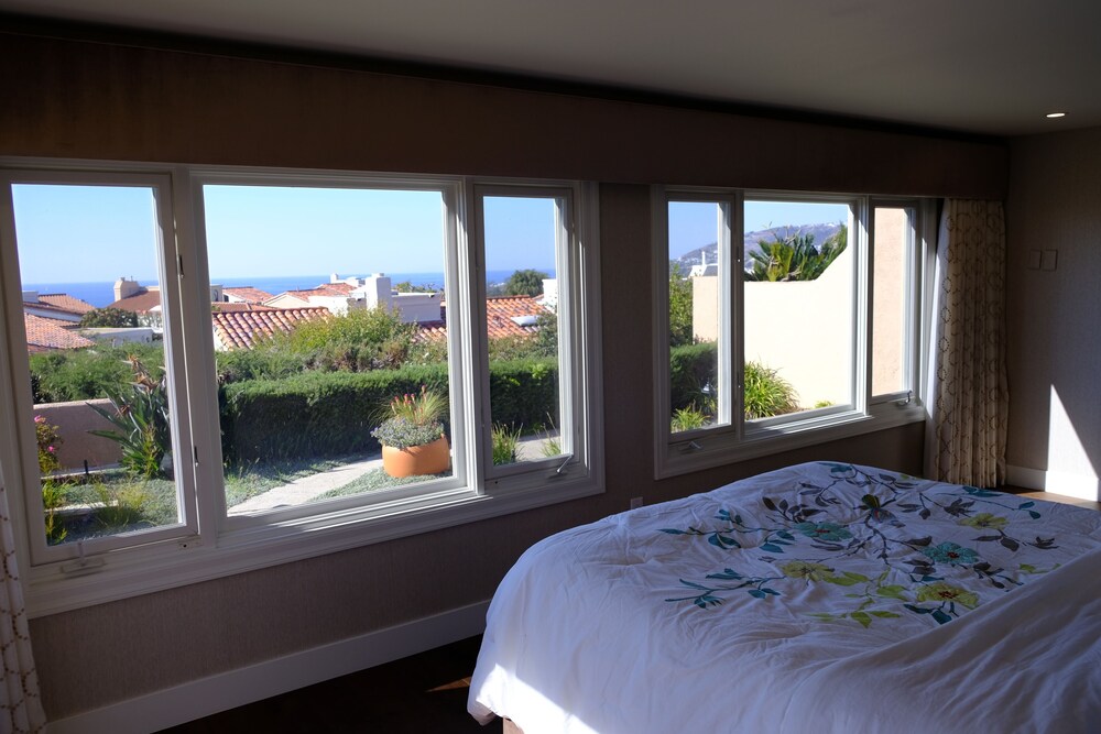 Romantic Mediterranean villa w/panoramic ocean view 10 minutes from
