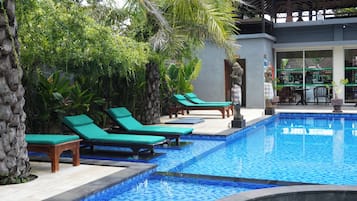 2 outdoor pools, pool loungers