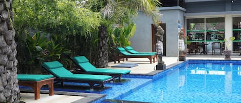 2 piscine all'aperto, lettini