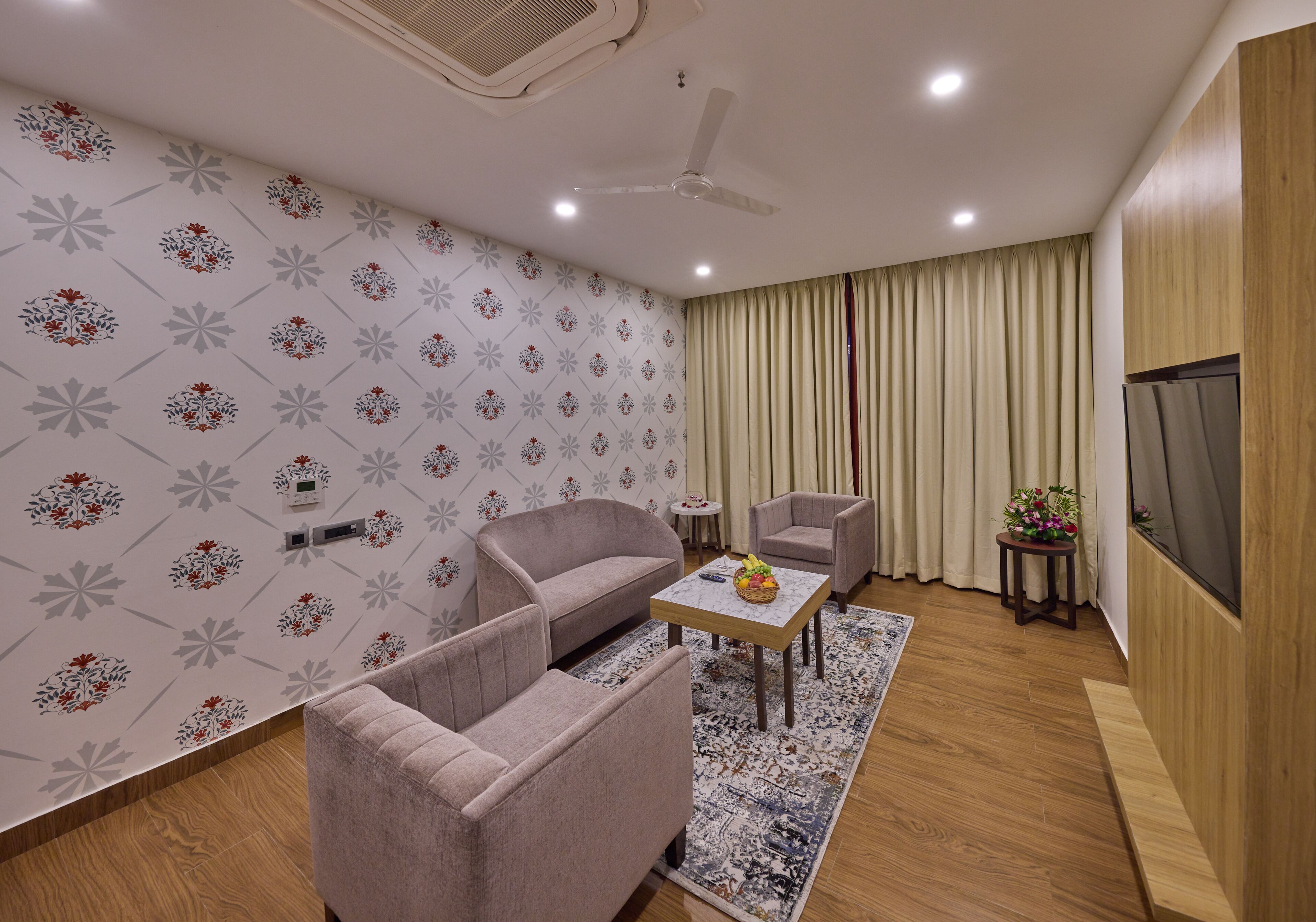 Una sala moderna con un sofá, un sillón y una mesa de centro.