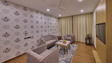 Una sala moderna con un sofá, un sillón y una mesa de centro.