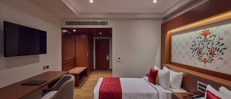 Deluxe Twin Room | Bathroom | Shower, rainfall showerhead, free toiletries, hair dryer