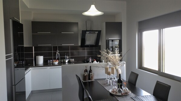 Kjøleskap, mikrobølgeovn, ovn og kokeplater