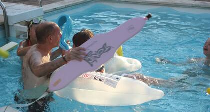 Les Pieds dans l'eau avec piscine et bord de Meuse