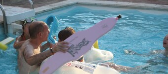 Les Pieds dans l'eau with swimming pool and Meuse riverfront