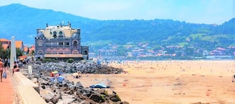 Ground floor apartment with terrace, pool and parking 1km from the beach