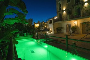 Außenpool, Cabañas (kostenlos), Sonnenschirme