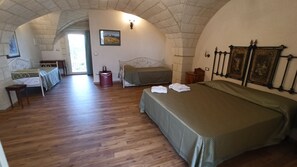 Familienzimmer | Minibar (mit einigen kostenlosen Artikeln), Zimmersafe