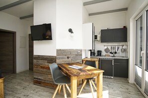 Réfrigérateur, four à micro-ondes, surface de cuisson, cafetière-théière