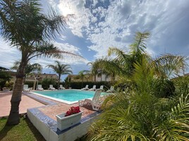 Una piscina al aire libre