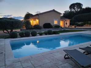 Una piscina al aire libre