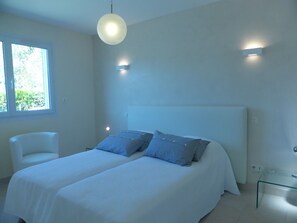 3 slaapkamers, een strijkplank/strijkijzer, reisbedje, gratis wifi