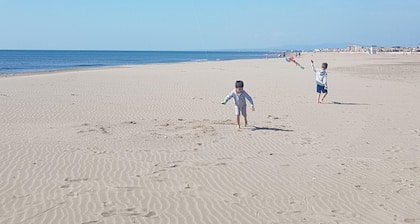 House 5 minutes from the beach, shared swimming pool in the residence