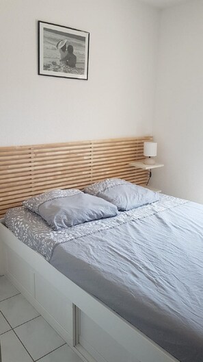 2 bedrooms, iron/ironing board, travel cot, bed sheets