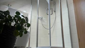 Douche, sĂšche-cheveux, serviettes fournies, savon