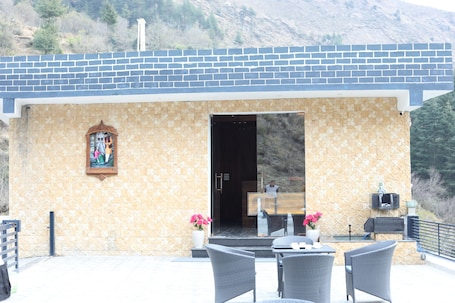 Fachada da propriedade. Chakrata Inn Resort