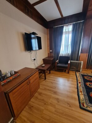 Deluxe-Doppelzimmer | Bügeleisen/Bügelbrett, Bettwäsche