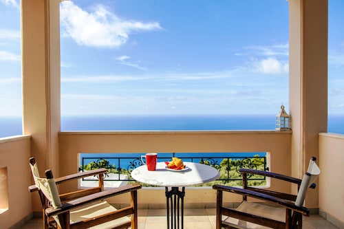 Charming villa, private pool, stunning seaviews/sunsets, walk to village-Melina