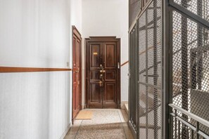 Interior - APT Milan-Porta Romana! "Mysterious Baths" 100m away (Milano)