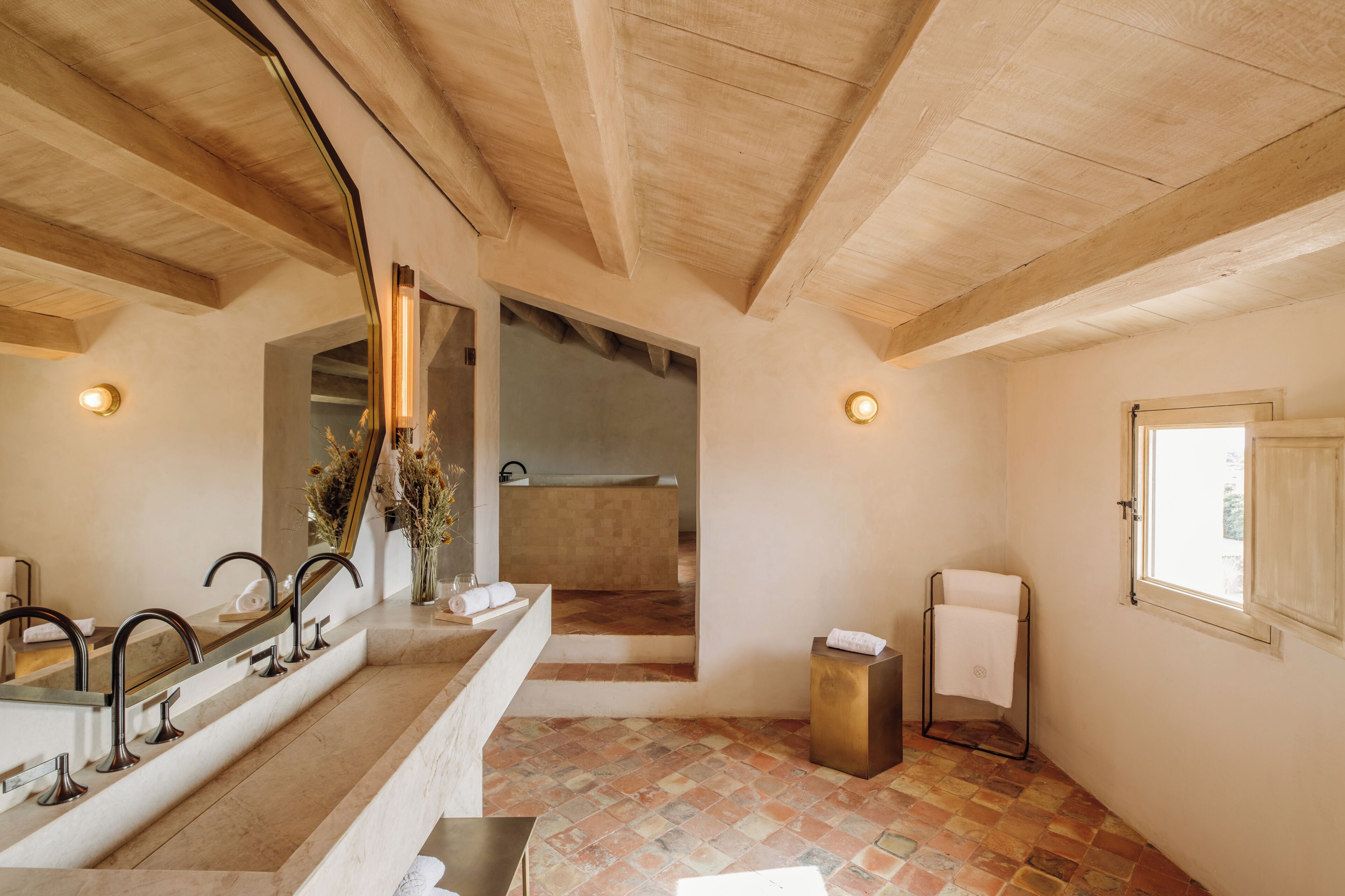 Grand suite, uitzicht op binnenplaats | Badkamer | Een bad/douchecombinatie, gratis toiletartikelen, een haardroger