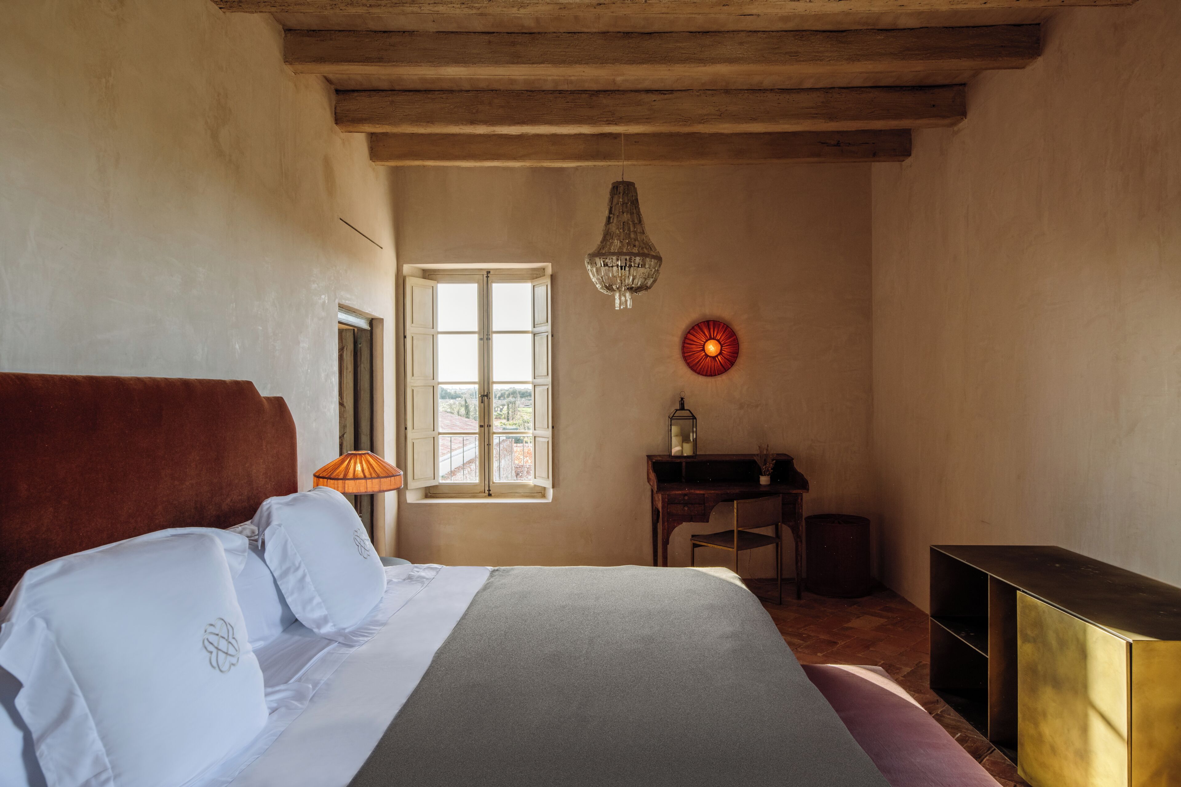 Habitación clásica | Ropa de cama de alta calidad, minibar, caja fuerte y escritorio