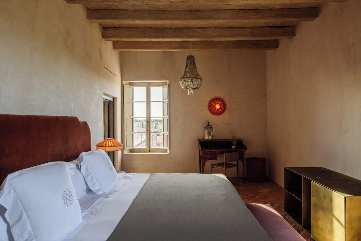 Habitación clásica | Ropa de cama de alta calidad, minibar, caja fuerte y escritorio