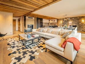 TV - Luxury Duplex Apartment, Ski-In/Ski-Out, 5 Bedrooms, Sleeps 10, Near ESF and Méribus (Les Allues)