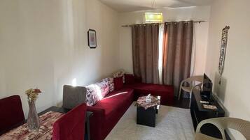 Comfort Twin Room | Living area | 32-inch flat-screen TV with satellite channels, TV
