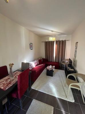 Phòng 2 giường đơn tiện nghi đơn giản | Khu phòng khách | TV màn hình phẳng 32-inch có truyền hình vệ tinh, TV