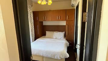 Kamar Twin Comfort | Seprai premium, bantalan ekstra lembut, dan didekorasi berbeda-beda