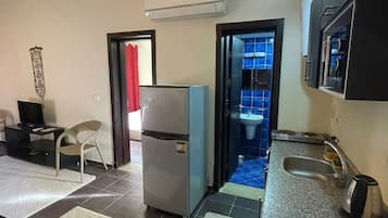 Comfort Twin Room | Private kitchen | Fridge, microwave, stovetop, cookware/dishes/utensils