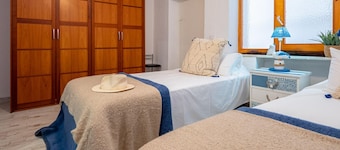 Charming Fisherman's House, 150m from Beach, A/C, WiFi, 3 Bedrooms, Central Palamós