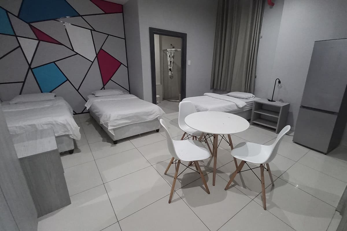 Dúplex básico | 20 habitaciones, escritorio y espacio para trabajar con laptop