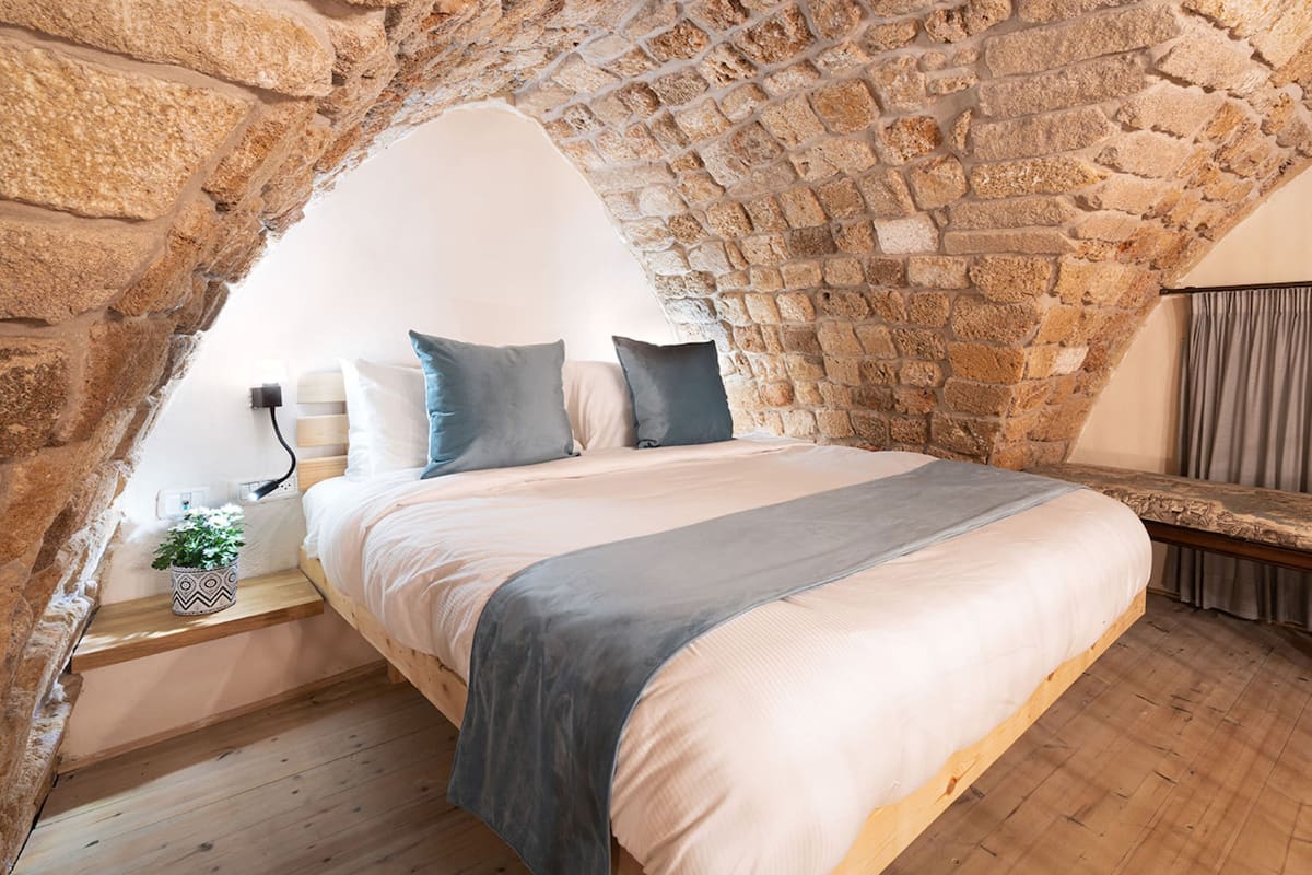 1 habitación, minibar y ropa de cama