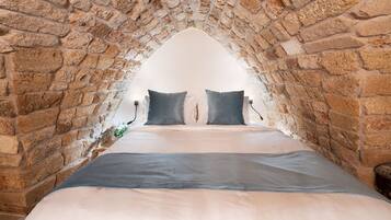 1 kamar tidur, minibar, dan seprai linen