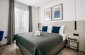 Quarto casal standard, 1 cama Queen | Escrivaninha, espaço de trabalho para notebook, Wi-Fi de cortesia