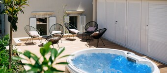 Kala Luxury rooms by DuHomes