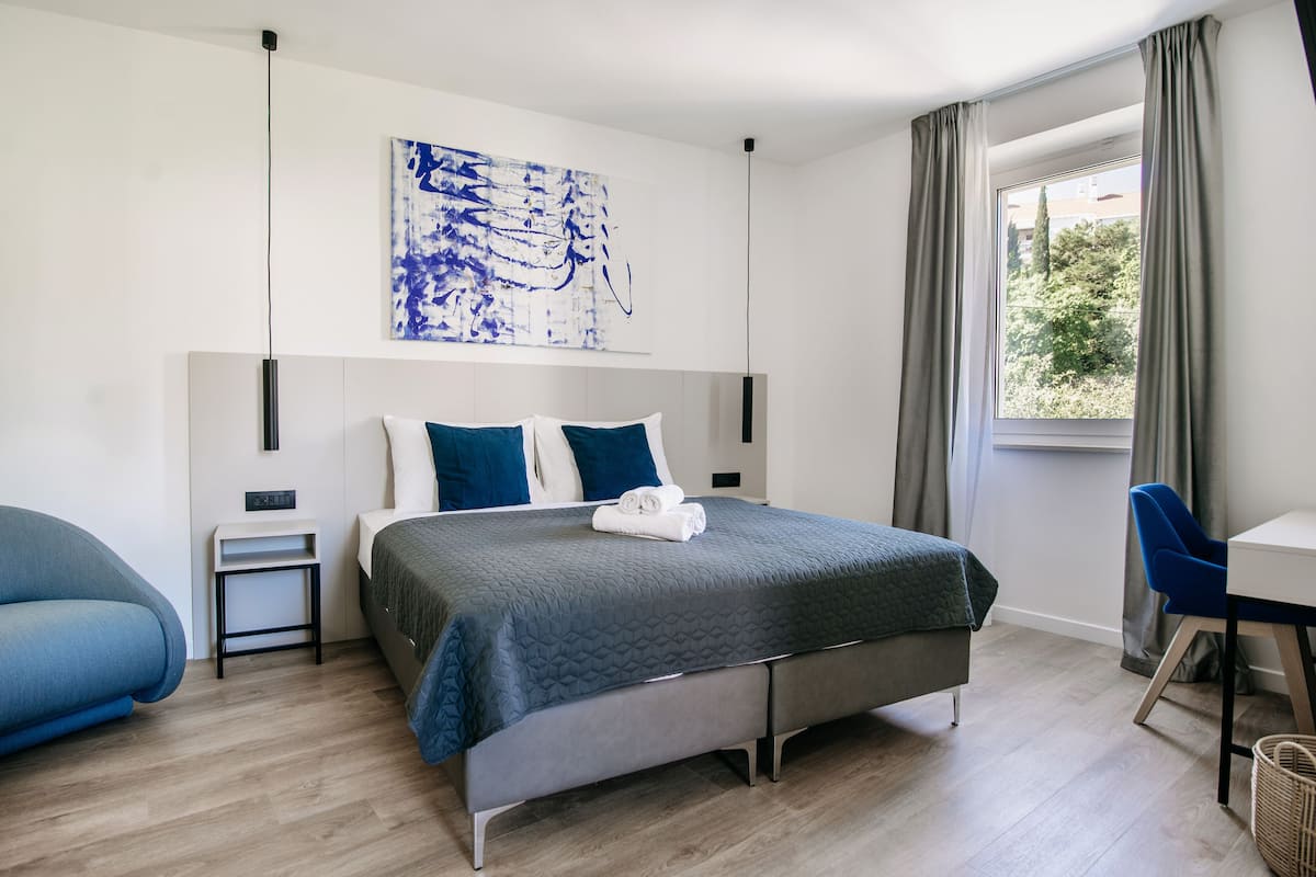 Comfort Double Room, 1 Queen Bed | Desk, laptop workspace, free WiFi, bed sheets