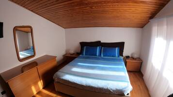 2 bedrooms, desk, WiFi, bed sheets