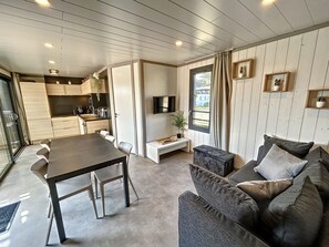 Una televisión, una mesa de tenis de mesa