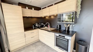 Een koelkast, een microgolfoven, een oven, een kookplaat