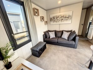 Una televisión, una mesa de tenis de mesa