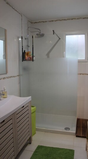 Douche, sèche-cheveux, serviettes fournies, shampoing