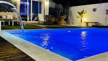 Una piscina al aire libre, una piscina climatizada