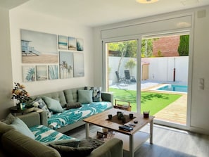 Smart-TV, peis, bøker og musikkbibliotek