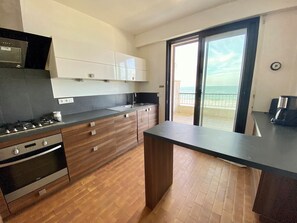 Kylskåp, mikrovågsugn, ugn och spishäll