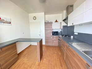 Fridge, microwave, oven, stovetop - Family home with 4 bedrooms, terraces, sea view, WIFI and parking (Bretignolles-sur-Mer)