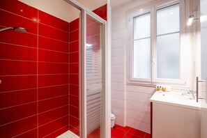 Dusche, Haartrockner, Handtücher