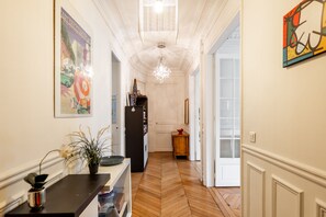 Interior - Vivid, Vivace, by Veeve (Paris)